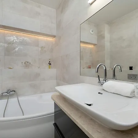 Charming With Balcony In Wroclaw's Nadodrze By Renters Appartamento *