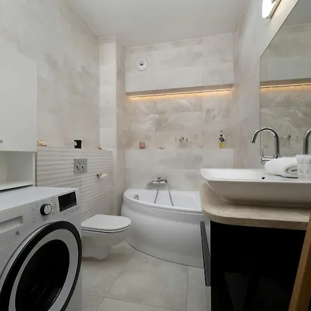 Charming With Balcony In Wroclaw's Nadodrze By Renters דירה