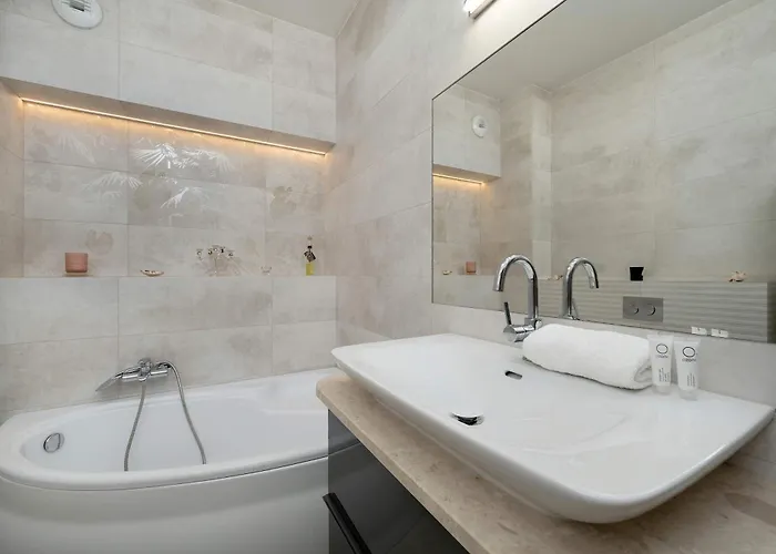 Charming With Balcony In Wroclaw's Nadodrze By Renters Apartamento *